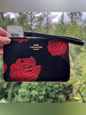 COACH Corner Zip Wristlet in Red Rose Floral Print CCJ70 NWT AUTHENTIC